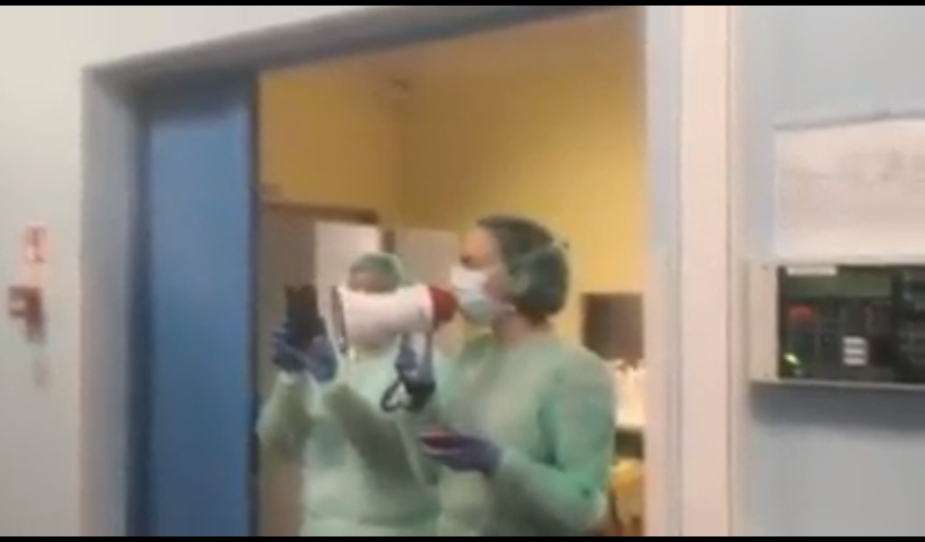 L’Inno di Mameli in ospedale per fare sentire i pazienti meno soli VIDEO