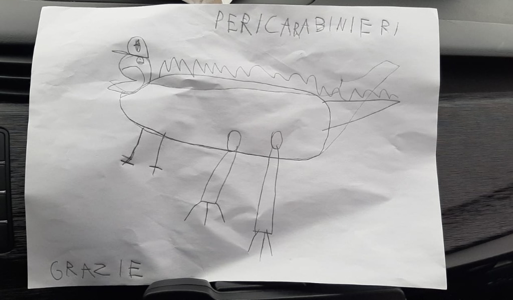 Carabinieri forti come draghi: il piccolo di sei anni offre loro un disegno, un caffè e le sue caramelle