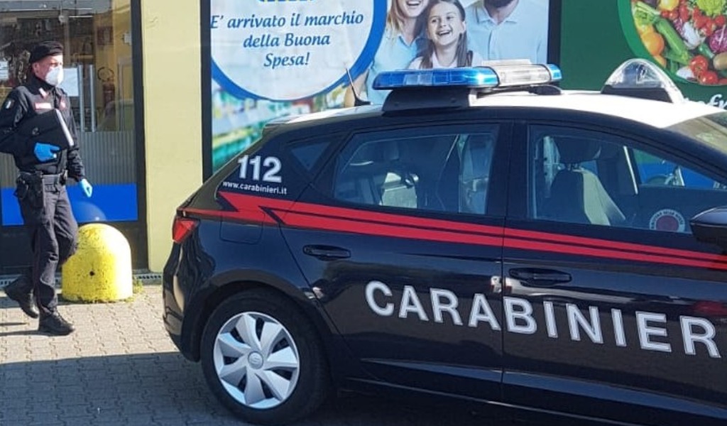 Noncuranti dei divieti tengono aperto il bar e servono camionisti di passaggio
