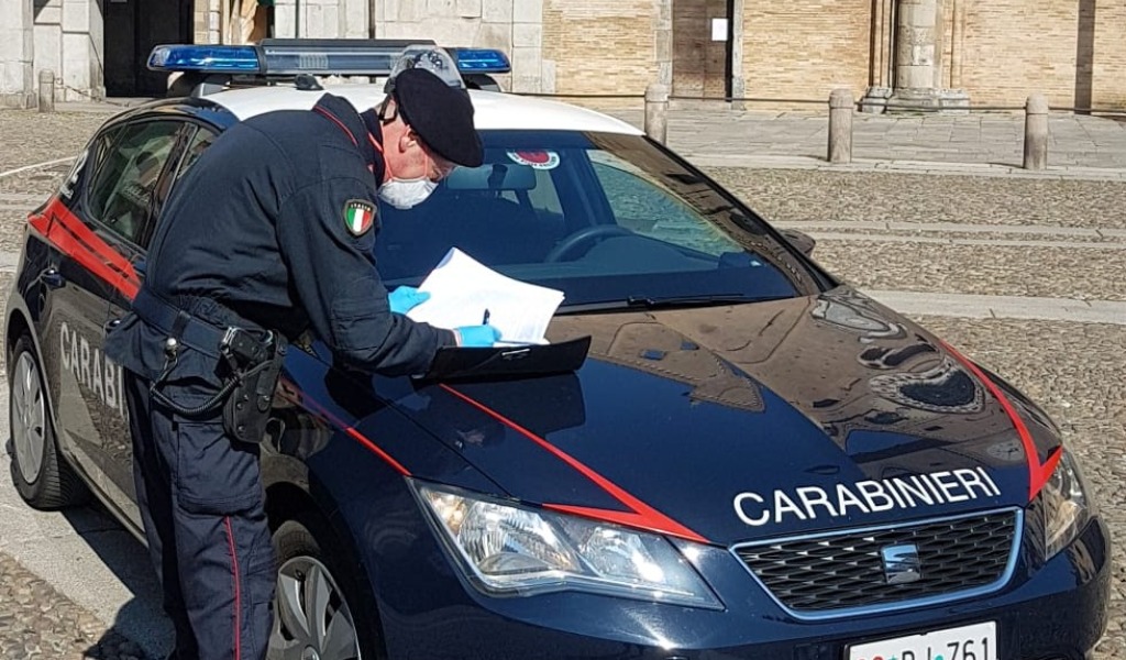 Dalle parole ai fatti: prima minaccia un vicino, poi aggredisce con la spranga