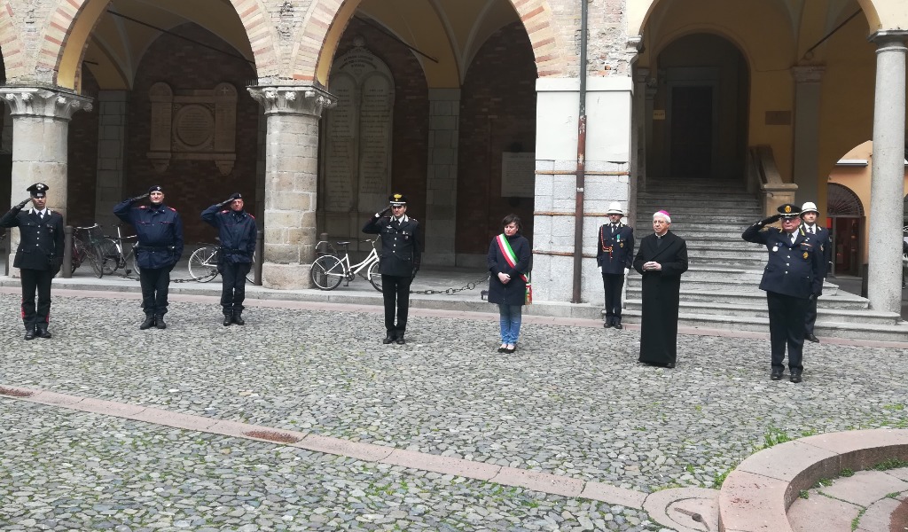 A Lodi bandiere a mezz’asta in memoria delle vittime del Covid-19