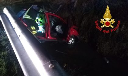 Sfondano il guardrail e finiscono nel fosso, tre giovani all'ospedale SIRENE DI NOTTE