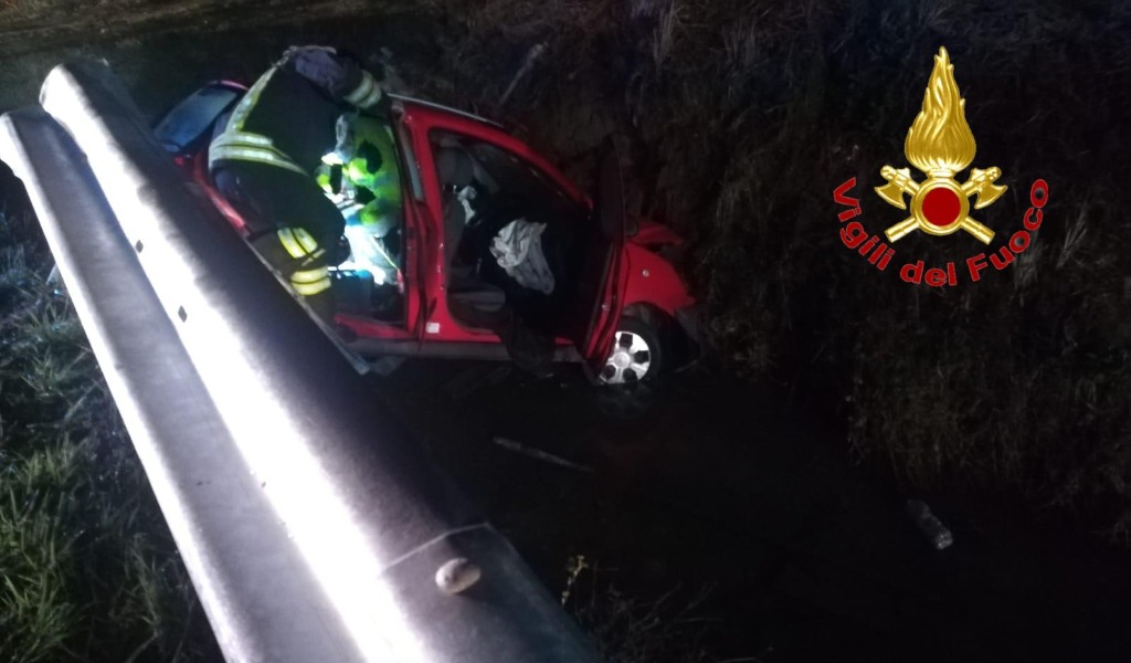 Sfondano il guardrail e finiscono nel fosso, tre giovani all’ospedale SIRENE DI NOTTE