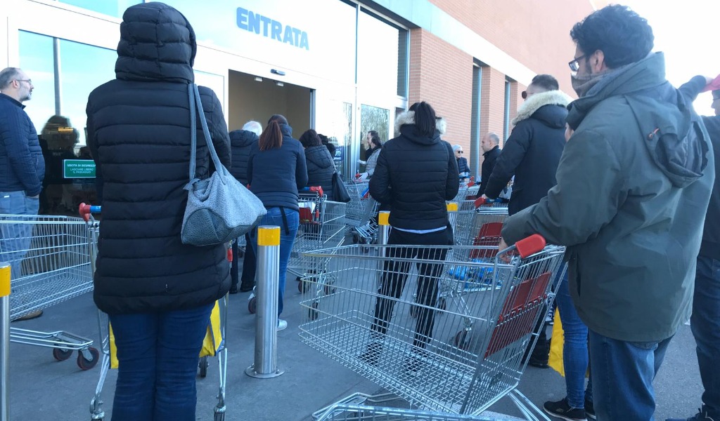 Dopo l’istituzione delle nuove zone rosse oggi supermercati presi d’assalto FOTO