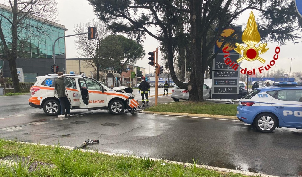 Incidente a Lodi, coinvolta anche un’auto medica: 4 feriti