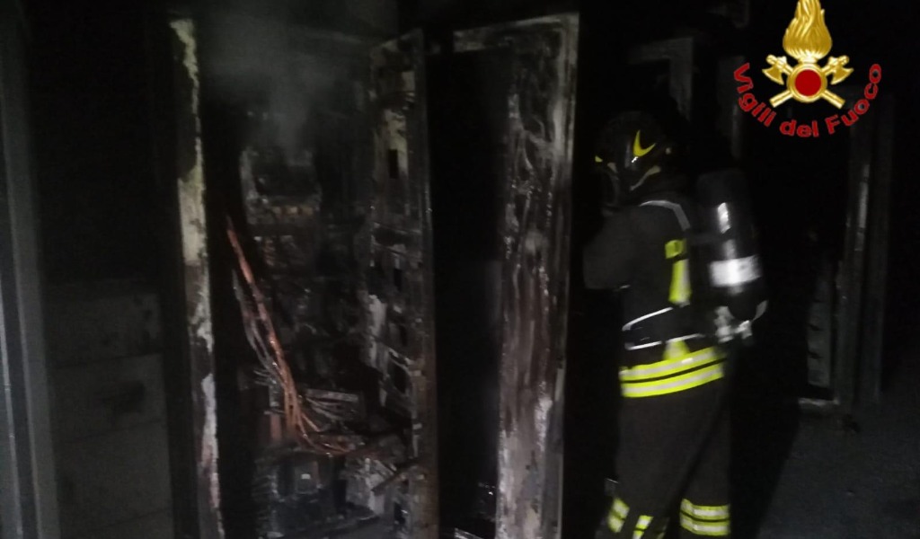 Incendi nella notte: in fiamme un’auto e un capannone FOTO