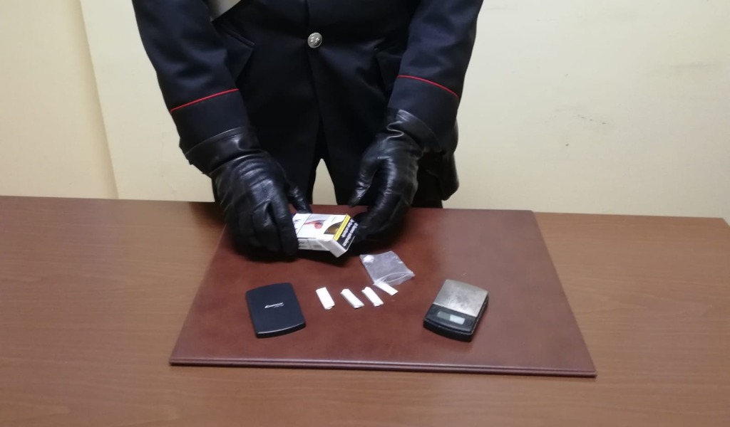 In giro per spacciare: la beffa di un 19enne incurante di leggi e divieti