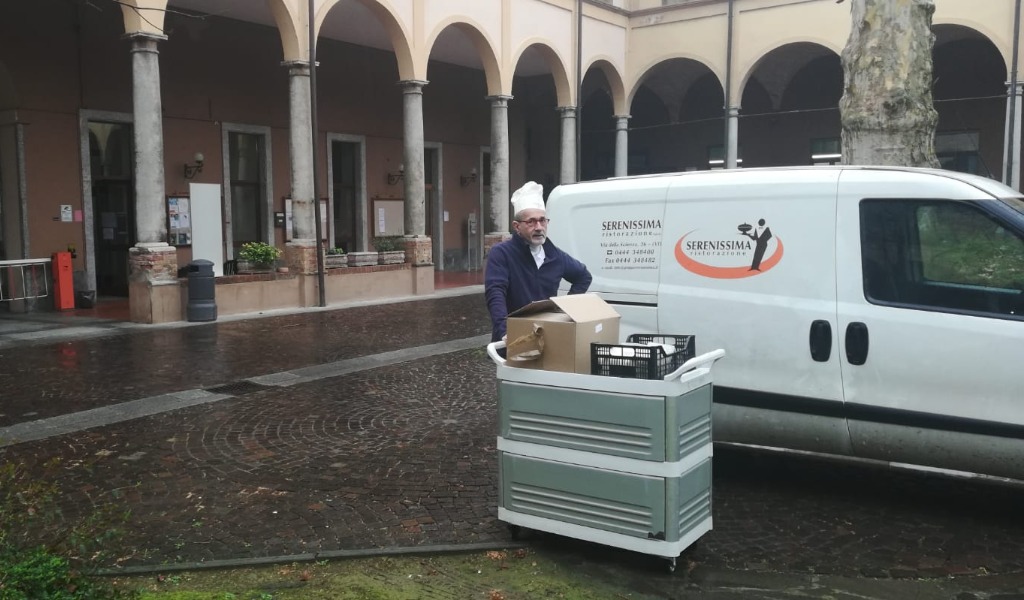 Le scuole rimangono chiuse e il cibo destinato agli alunni viene donato ai più bisognosi