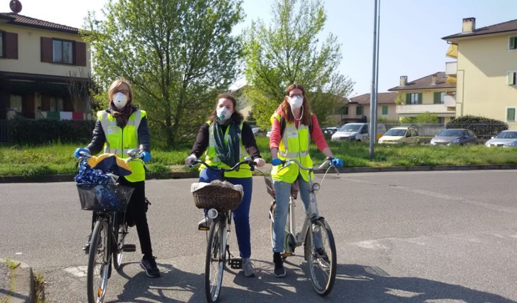 I Volontari della Protezione Civile di Codogno all’opera per distribuire uova di Pasqua ai bambini