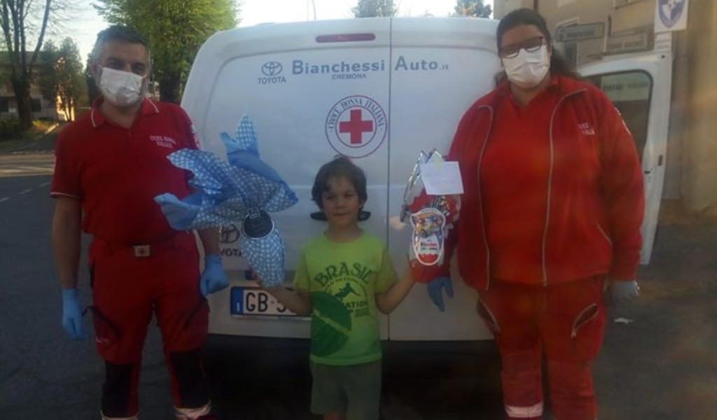 Il nonno è lontano e non vede il nipotino da mesi: il gesto di straordinaria umanità dei volontari