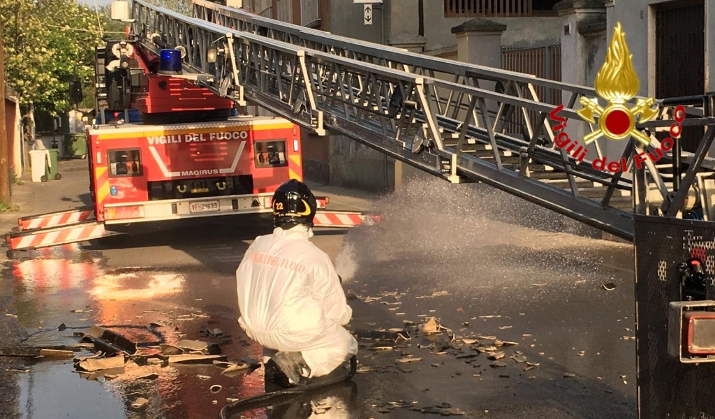 Vigili del fuoco all’opera per rimediare ai danni del vento forte FOTO
