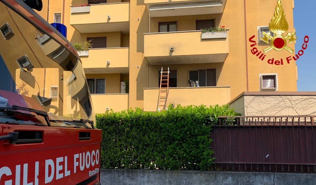 In fiamme un appartamento a Sant’Angelo: madre e figlio salvati dai Vigili del fuoco
