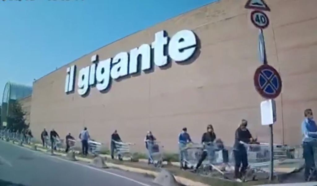 Come la nostra vita, ferma e “distanziata”: è la coda al super di Lodi VIDEO