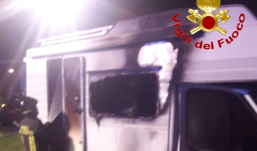Camper in fiamme nella notte a Santo Stefano Lodigiano