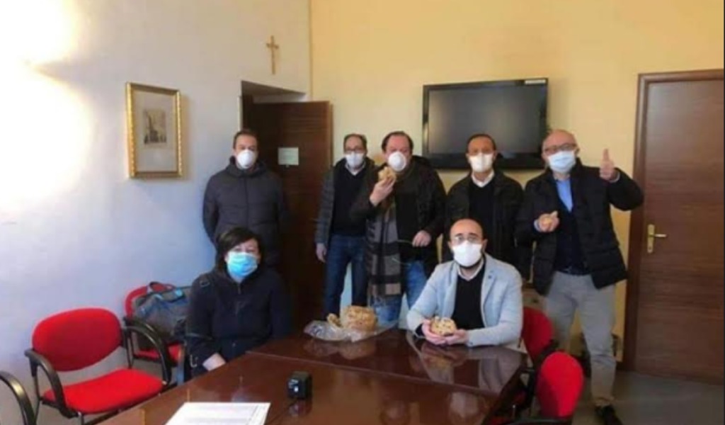 Giunta Casanova, quella foto con la colomba pasquale che non è piaciuta affatto