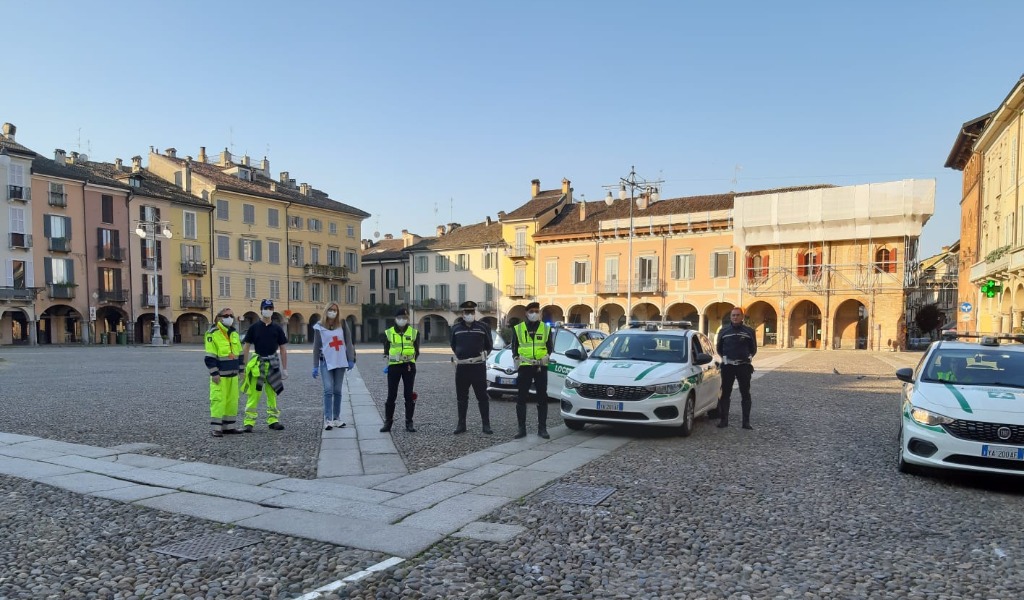 A Lodi distribuite 40mila mascherine gratuite da Polizia e volontari