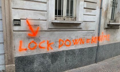 "Basta lockdown!", blitz notturno degli studenti: scritte anche contro un nostro giornale