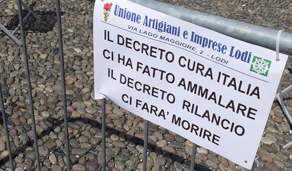 La protesta (in sicurezza): imprenditori, commercianti e artigiani lodigiani in piazza contro il Decreto Rilancio