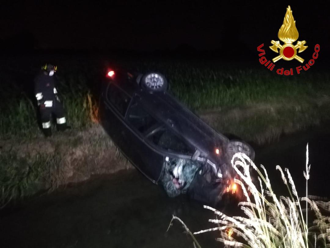 Lodi Vecchio: auto si ribalta con 2 persone a bordo SIRENE DI NOTTE