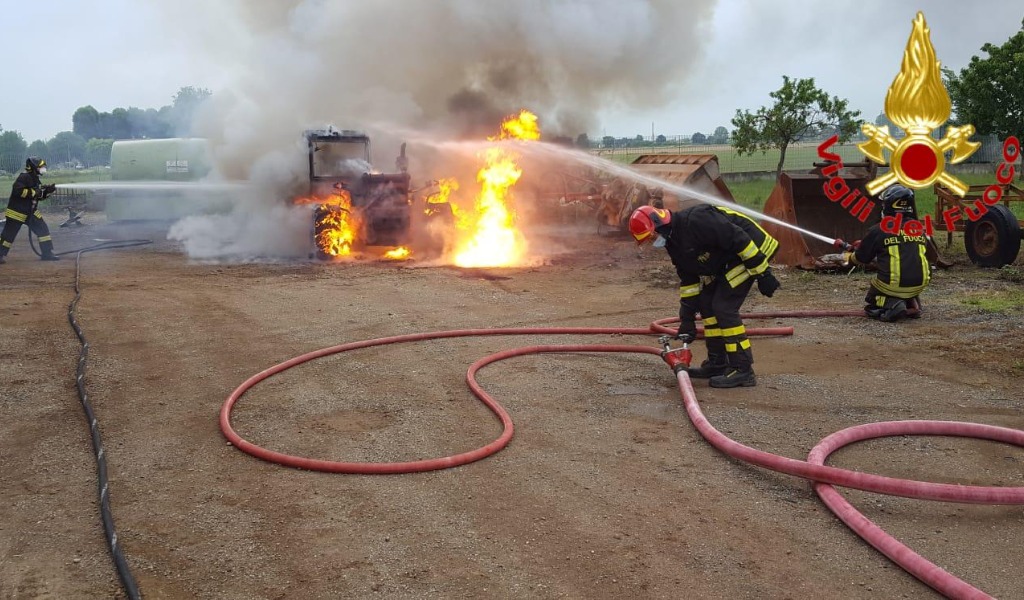 Trattore in fiamme a Codogno, mistero sulle cause