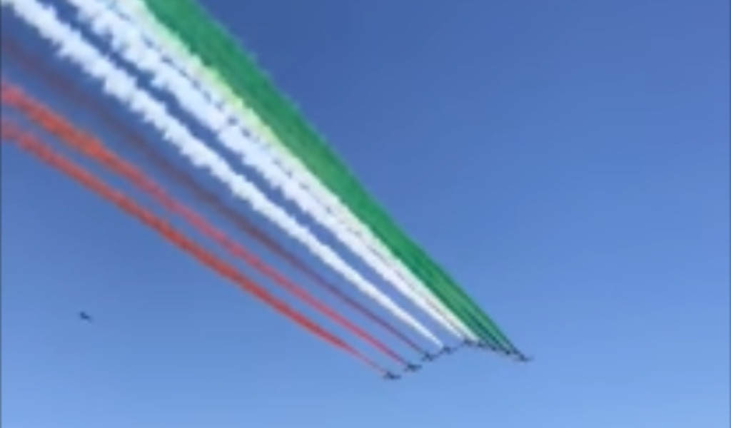 Le Frecce Tricolori sorvolano Codogno: un abbraccio simbolico con i colori italiani VIDEO