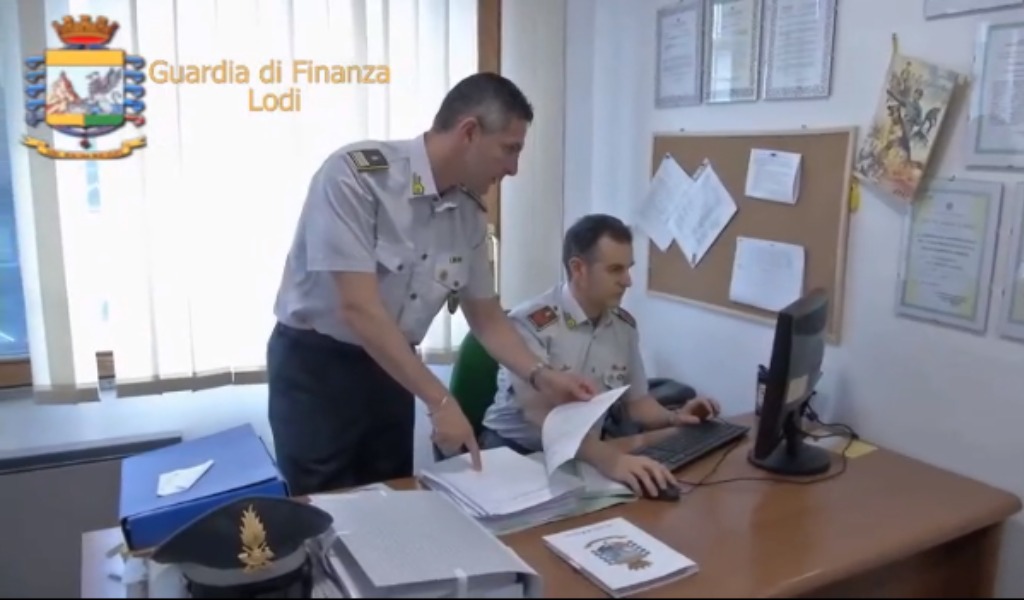 Vivevano nel lusso, ma chiedevano i buoni mensa: beccato cinese evasore per 800mila euro VIDEO