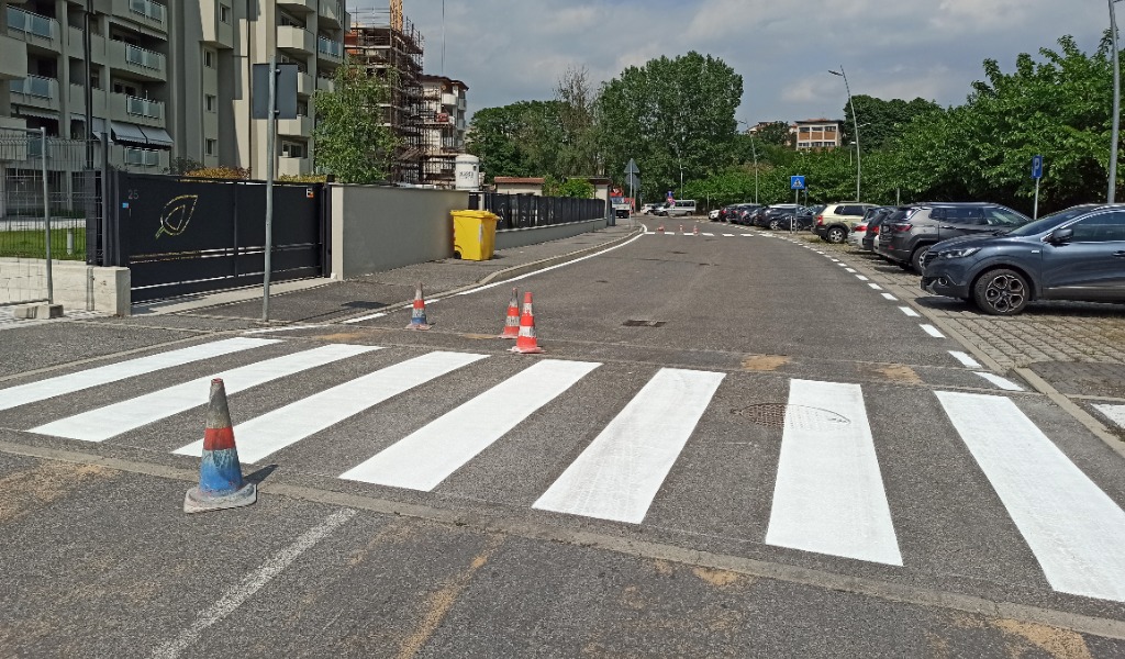 Rifatta la segnaletica orizzontale delle vie Ungaretti, Pace di Lodi e Montale FOTO