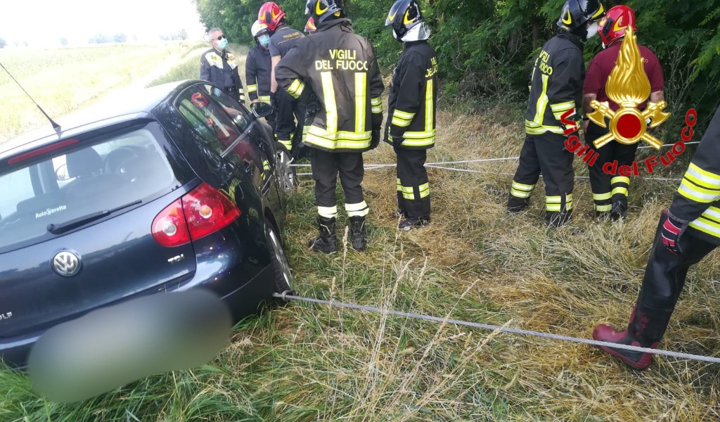 Esce di strada con l’auto e si ferma in bilico sul bordo di un canale: soccorso 55enne