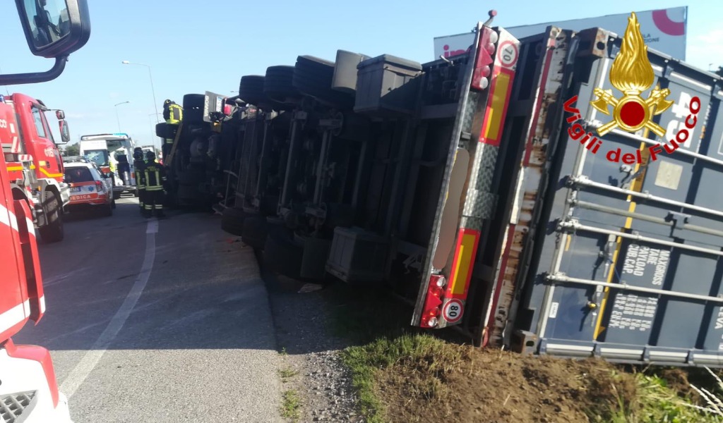 Camion pieno di detersivi si ribalta a bordo strada, paura per un camionista 33enne