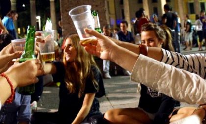 Calca di giovani davanti al bar senza mascherine: la sindaca lo chiude