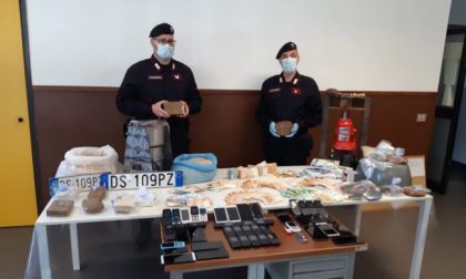 Droga nascosta sotto terra: in manette 5 pusher e sequestrati 25 kg di stupefacente