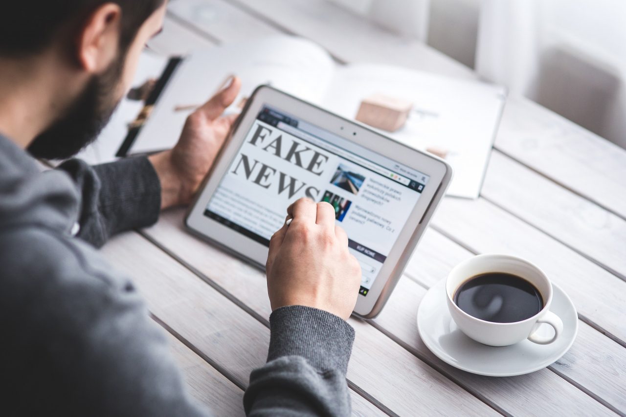 Fake news sul Coronavirus: latte, peperoncino e raggi ultravioletti non difendono dal Covid