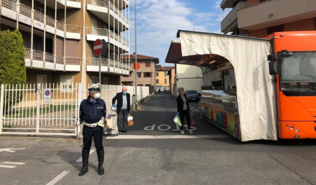 Mercato simbolo di ripartenza: nel Lodigiano spuntano i primi banchi alimentari e i caffè d’asporto