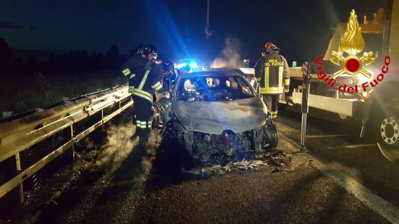 Automobile prende fuoco in A1 SIRENE DI NOTTE