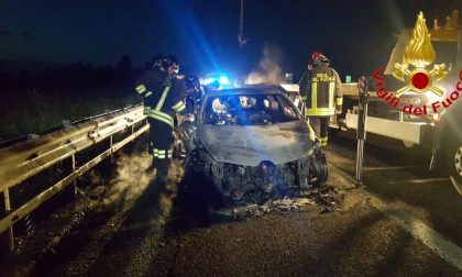 Automobile prende fuoco in A1 SIRENE DI NOTTE