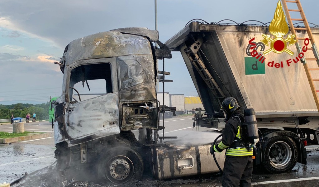 Camion in fiamme in autogrill, ustionato camionista: aveva acceso un fornelletto