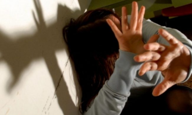 Evade dai domiciliari per prendere un caffè e minaccia la ex