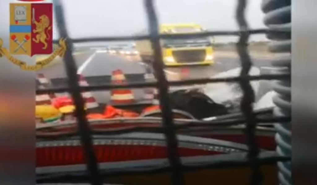 Tir sbanda sull’autostrada A1 a Lodi: il camionista era ubriaco VIDEO
