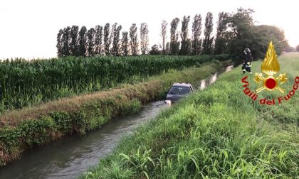 Perdono il controllo dell'auto e finiscono nel canale pieno d'acqua, paura per due ragazze