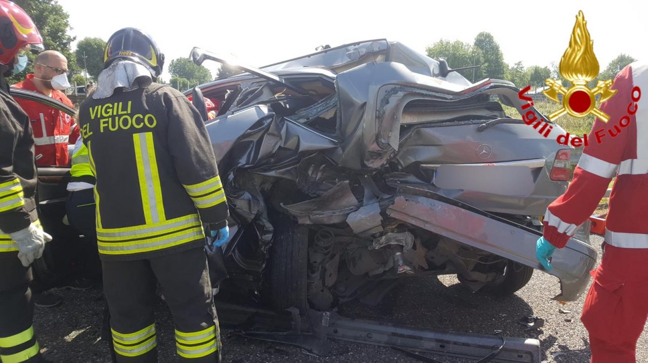 Schianto in autostrada, sulla A1 atterra l’elisoccorso FOTO