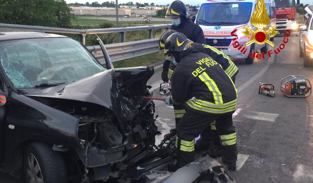 Scontro frontale a Pieve Fissiraga, 4 feriti all’ospedale FOTO