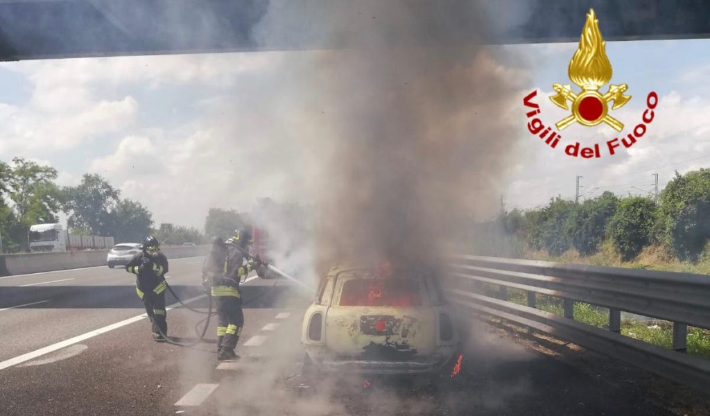 Auto in fiamme in A1: 39enne miracolata lancia l’allarme FOTO