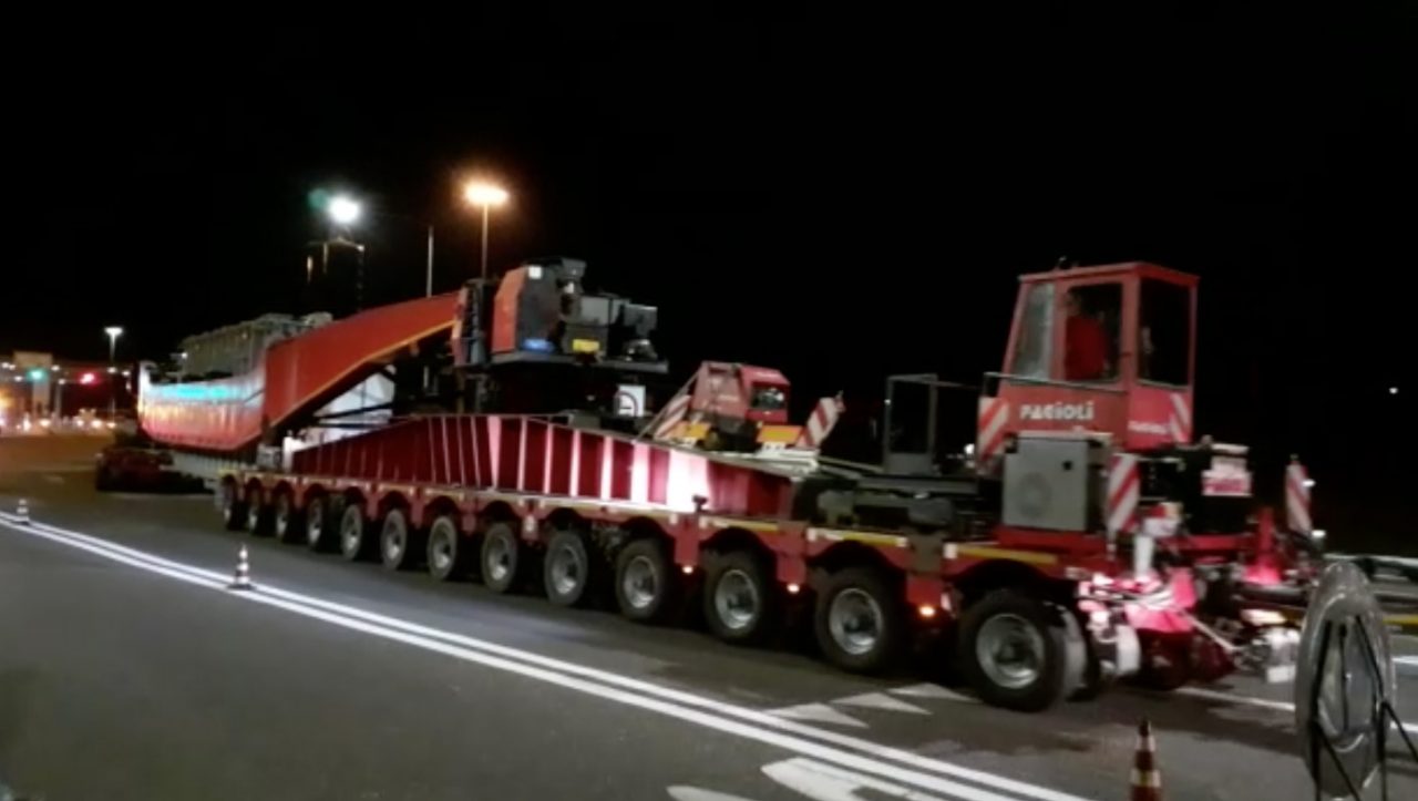 Un “bestione” lungo 76 metri in viaggio sulla Teem VIDEO – FOTO