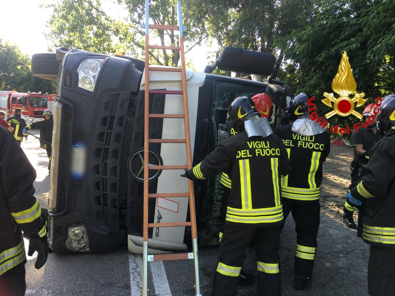 Camion si ribalta sulla sede stradale, in ospedale autista 50enne FOTO