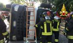 Camion si ribalta sulla sede stradale, in ospedale autista 50enne FOTO