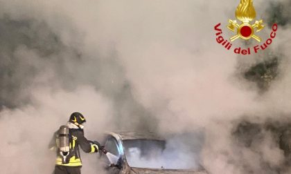 Auto in fiamme a Chignolo Po, arrivano i Vigili del fuoco