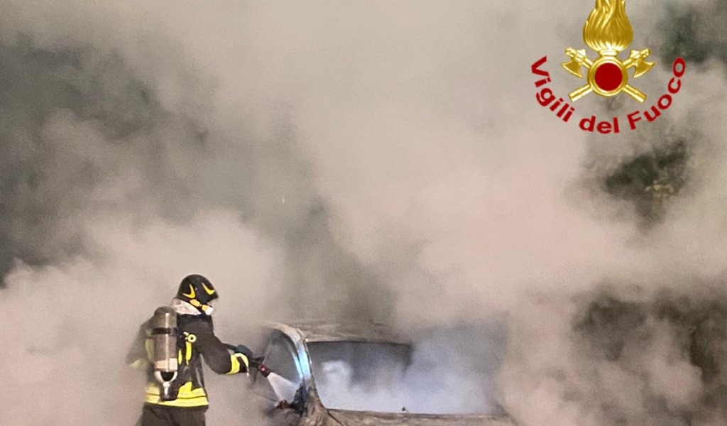 Auto in fiamme a Chignolo Po, arrivano i Vigili del fuoco