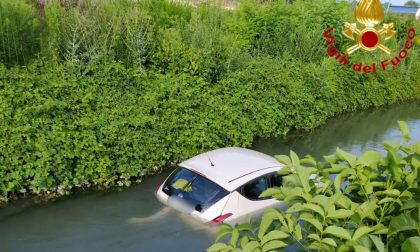 Auto con a bordo una donna finisce nel canale: 40enne salvata da un passante