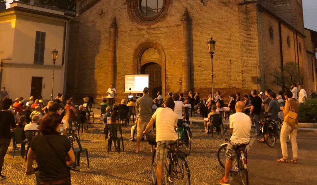 In tantissimi scesi in piazza contro l’Esselunga: “Non vogliamo che Lodi sia distaccamento dell’hinterland milanese” FOTO
