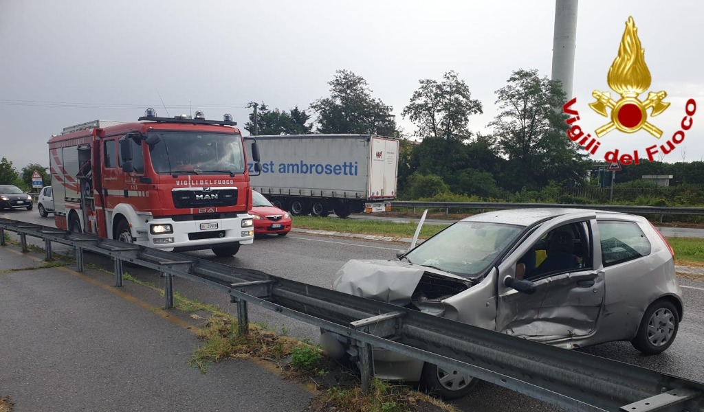 Scontro tra auto sulla Sp 23, quattro persone ferite FOTO